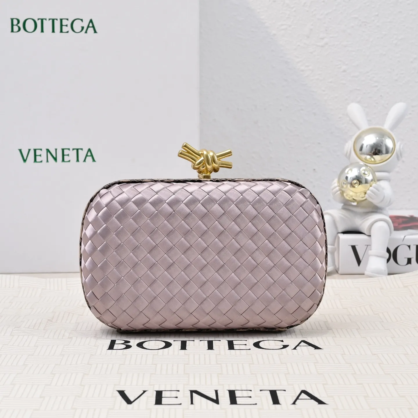 Batch 1460 #BV Knot woven evening bag series ~ Each bag reveals exquisite elegance💫Iconic classic silk weaving➕snake skin trimming with knot buckle, soft and delicate feel. The design is small and exquisite, low-key without logo, elegant and elegant. Paired with evening dress or cheongsam, it has the atmosphere of a famous and wealthy lady. Full of aura and invincible texture💃 Model: 7622 Dimensions: 20x12x5.5